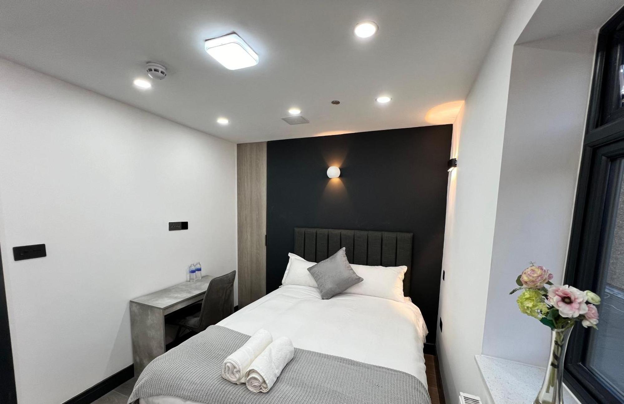 Thandi House Heathrow Airport Ashford  エクステリア 写真