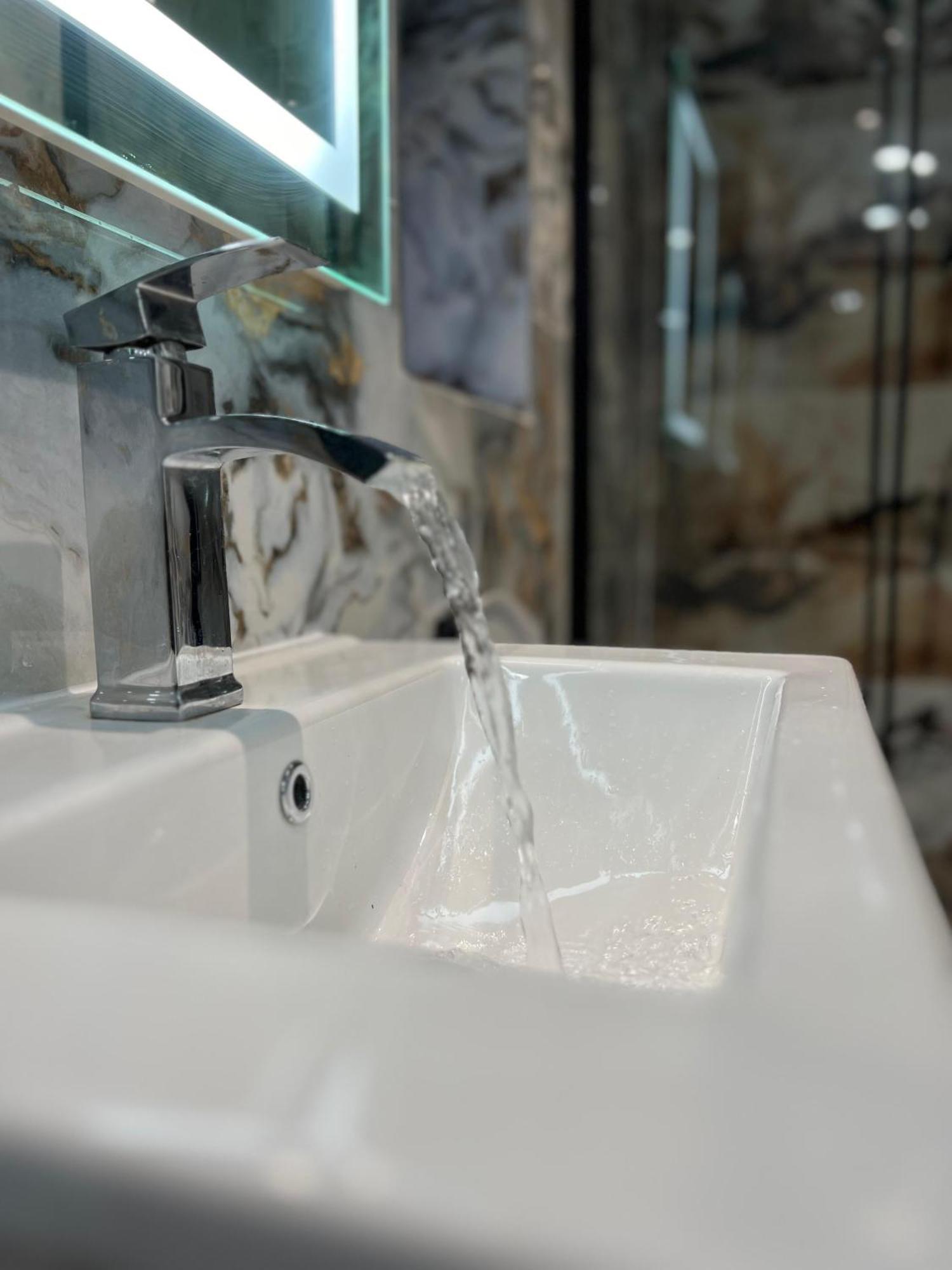 Thandi House Heathrow Airport Ashford  エクステリア 写真