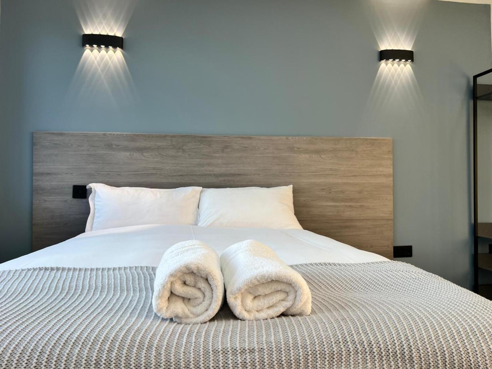Thandi House Heathrow Airport Ashford  エクステリア 写真