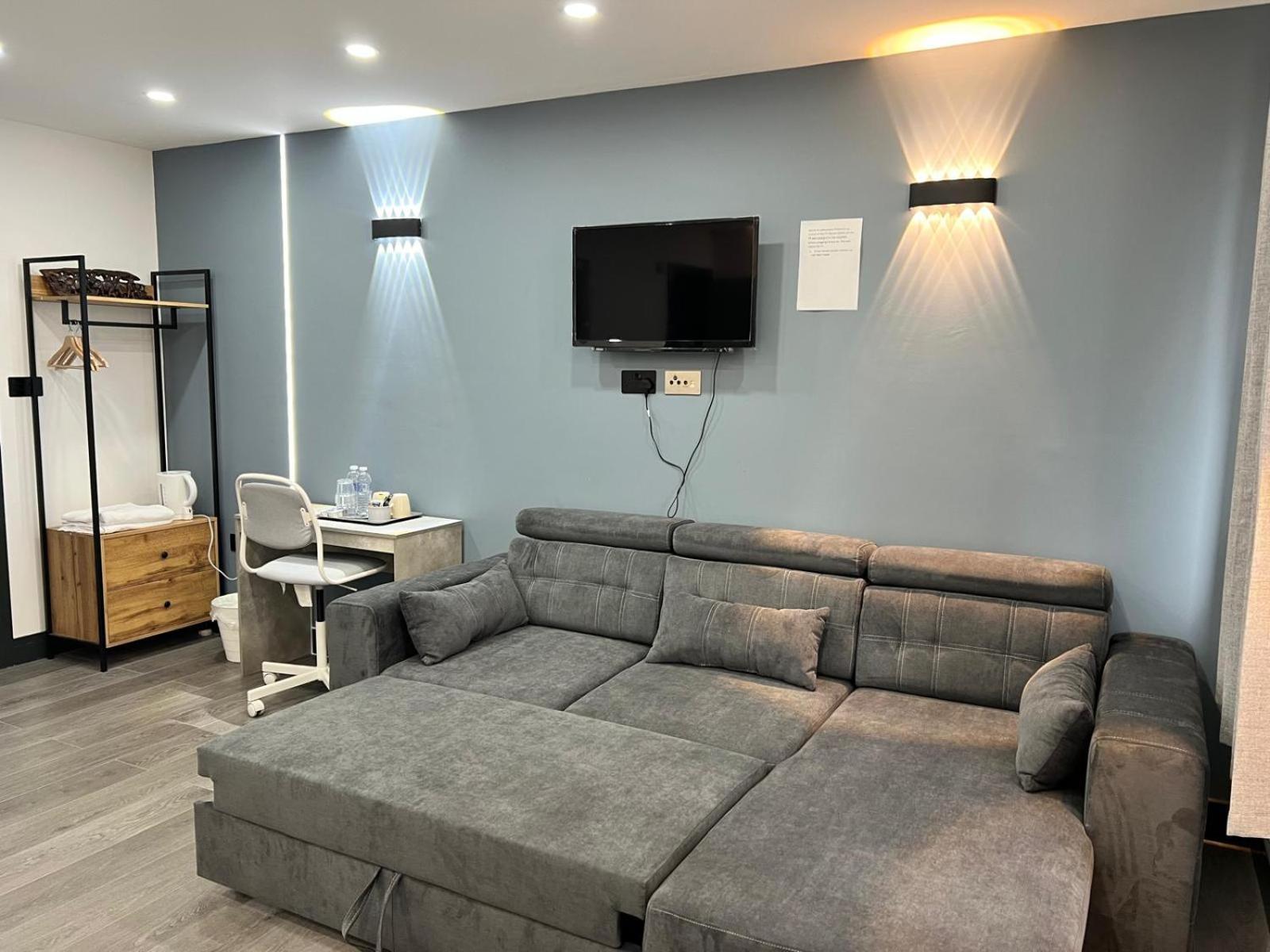 Thandi House Heathrow Airport Ashford  エクステリア 写真